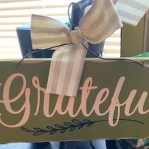 Small Wall Hanging “Grateful” Sign 4”x9”